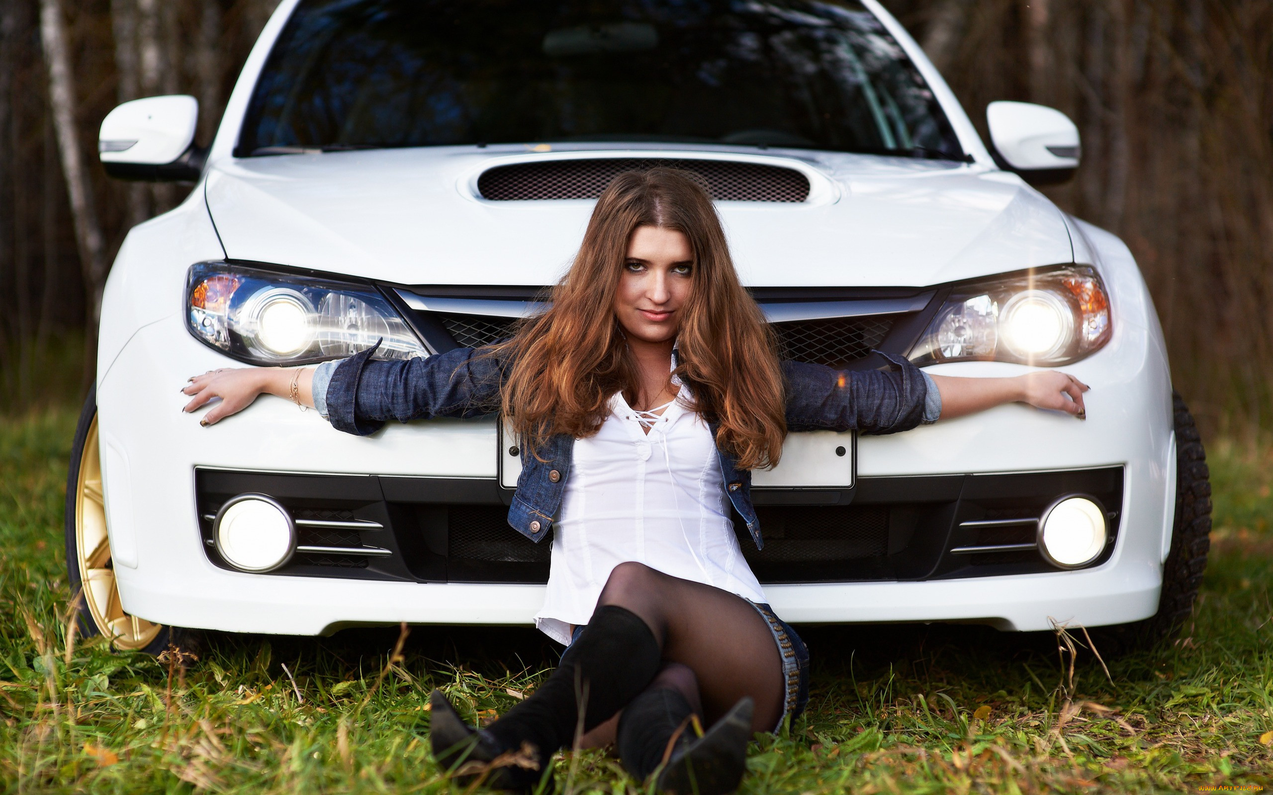 Фото девушки рядом с машиной